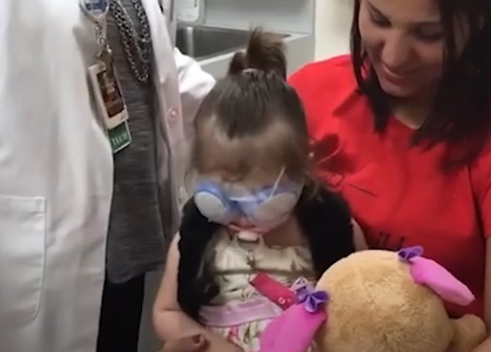 Blind Toddler Sees Mother for the First Time, Touching Hearts Globally